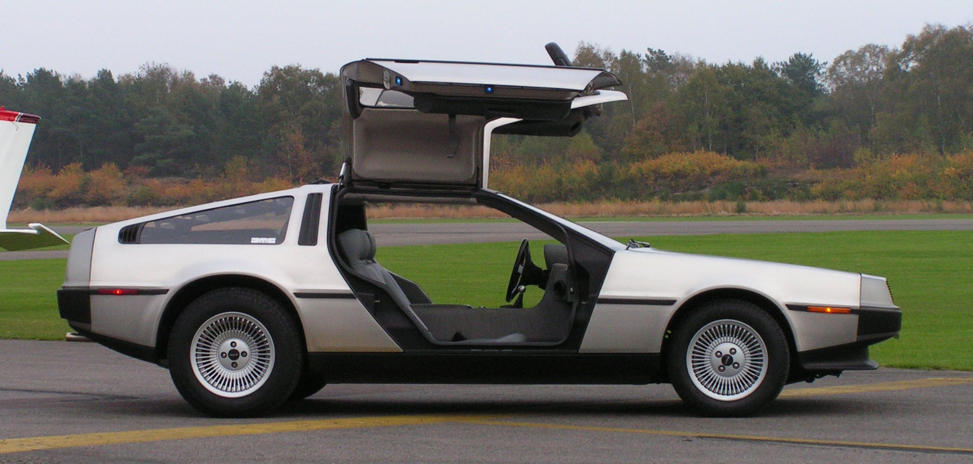 DeLorean (DMC12)